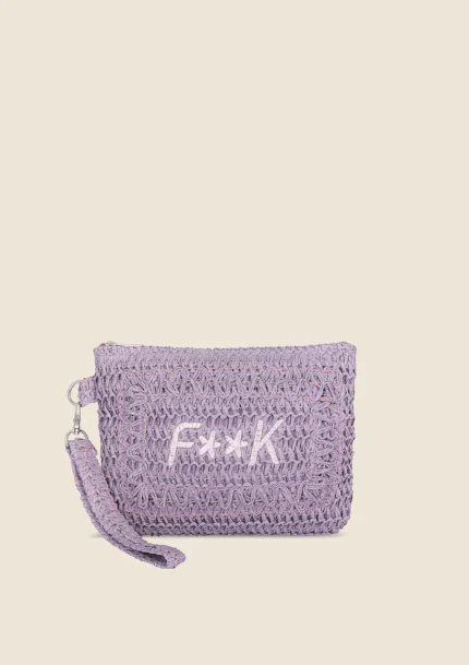 POCHETTE MARE EFFEK DELLA STAGIONE ESTATE 2025 IN RAFIA LILLA CON LOGO RICAMATO BIANCO, ZIP E LACCETTO PER PORTARLA AL POLSO