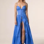 ABITO LUNGO DONNA ME FUI DELLA STAGIONE ESTATE 2025. IN 100% COTONE CON SPACCO E BOTTONCINO SUL DAVANTI, COPPA A TRIANGOLO E BRETELLINA REGOLABILE