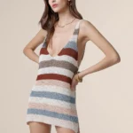 VESTITO CORTO DONNA ME FUI DELLA STAGIONE ESTATE 2025. IN MAGLIA CON SCOLLO SUL DAVANTI E SULLA SCHIENA A RIGHE AZZURRE, MARRONE E BEIGE