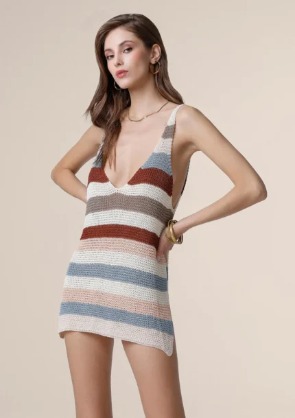 VESTITO CORTO DONNA ME FUI DELLA STAGIONE ESTATE 2025. IN MAGLIA CON SCOLLO SUL DAVANTI E SULLA SCHIENA A RIGHE AZZURRE, MARRONE E BEIGE
