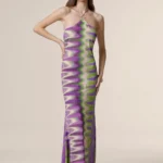 ABITO LUNGO ADERENTE DONNA ME FUI DELLA STAGIONE ESTATE 2025. SCOLLO ALL'AMERICANA CON DETTAGLIO AL COLLO NEI COLORI DEL VIOLA E DEL VERDE