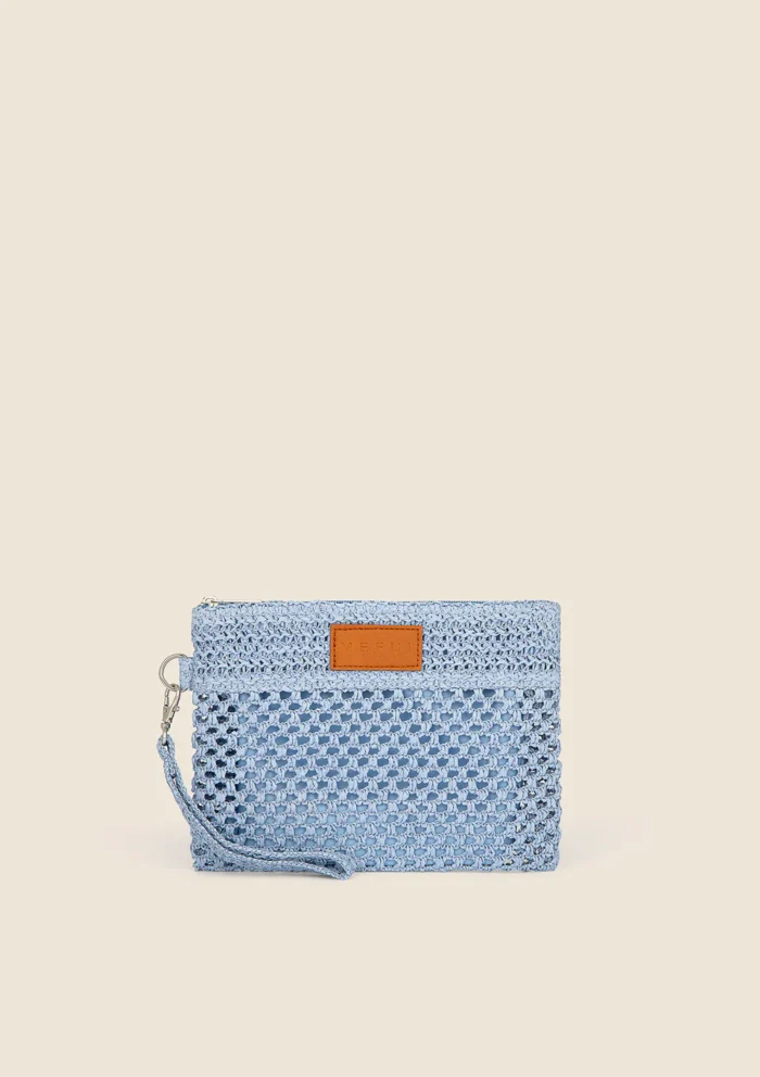 POCHETTE MARE DONNA ME FUI DELLA STAGIONE ESTATE 2025. IN RAFIA AZZURRA CON CERNIERA E LACCETTO PER PORTARLA AL POLSO