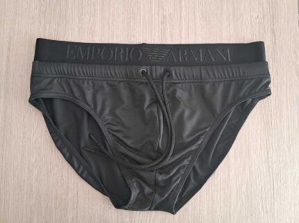 COSTUME UOMO A SLIP EMPORIO ARMANI DELLA STAGIONE ESTATE 2025. COLORE NERO CON ELASTICO LOGATO TONO SU TONO