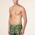 COSTUME A PANTALONCINO EFFEK DELLA COLLEZIONE ESTATE 2025. BASE VERDE MILITARE CON STAMPA DI PALME