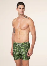 COSTUME A PANTALONCINO EFFEK DELLA COLLEZIONE ESTATE 2025. BASE VERDE MILITARE CON STAMPA DI PALME