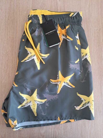 COSTUME UOMO A PANTALONCINO EMPORIO ARMANI BASE VERDE MILITARE CON STELLE MARINE GIALLE