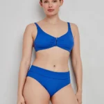 COSTUME DONNA GISELA A DUE PEZZI COLOR BLU TESSUTO A NIDO D'APE. DETTAGLIO TRA LE COPPE VUOTE CON FERRETTO E SLIP A VITA ALTA
