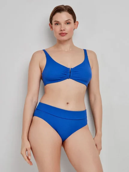 COSTUME DONNA GISELA A DUE PEZZI COLOR BLU TESSUTO A NIDO D'APE. DETTAGLIO TRA LE COPPE VUOTE CON FERRETTO E SLIP A VITA ALTA