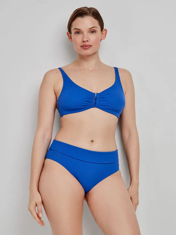 COSTUME DONNA GISELA A DUE PEZZI COLOR BLU TESSUTO A NIDO D'APE. DETTAGLIO TRA LE COPPE VUOTE CON FERRETTO E SLIP A VITA ALTA