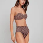 COSTUME DONNA A DUE PEZZI GISELA CON FASCIA PREFORMATA CON FERRETTO, BRETELLINA REGOLABIL E REMOVIBILIE E CHIUSURA CON GANCIO. SLIP CLASSICO A VITA ALTA CHE SI ABBASSA. FANTASIA LEOPARDATA