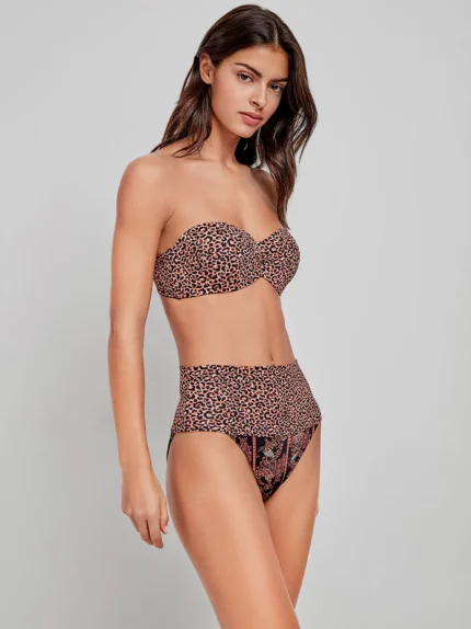 COSTUME DONNA A DUE PEZZI GISELA CON FASCIA PREFORMATA CON FERRETTO, BRETELLINA REGOLABIL E REMOVIBILIE E CHIUSURA CON GANCIO. SLIP CLASSICO A VITA ALTA CHE SI ABBASSA. FANTASIA LEOPARDATA