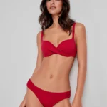 COSTUME DONNA A DUE PEZZI GISELA A BALCONCINO CON FERRETTO, COPPA PREFORMATA, BRETELLINA REGOLABILE E CHIUSURA CON GANCIO. SLIP REGOLARE. TESSUTO A NIDO D'APE. COLORE ROSSO