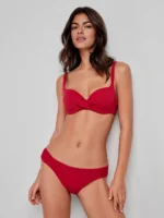 COSTUME DONNA A DUE PEZZI GISELA A BALCONCINO CON FERRETTO, COPPA PREFORMATA, BRETELLINA REGOLABILE E CHIUSURA CON GANCIO. SLIP REGOLARE. TESSUTO A NIDO D'APE. COLORE ROSSO