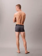 3 PACK BOXER UOMO CALVIN KLEIN IN MICROFIBRA NERO, GRIGIO E BLU CON ELASTICO NERO E MEGALOGO COLORATO - immagine 3
