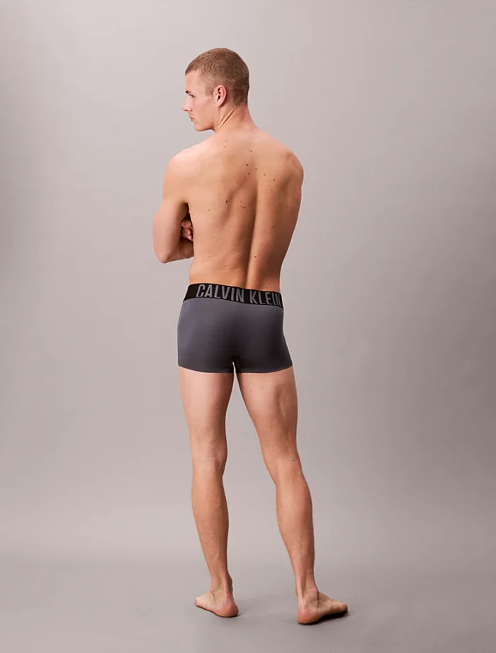 3 PACK BOXER UOMO CALVIN KLEIN IN MICROFIBRA NERO, GRIGIO E BLU CON ELASTICO NERO E MEGALOGO COLORATO - immagine 3