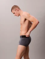 3 PACK BOXER UOMO CALVIN KLEIN IN MICROFIBRA NERO, GRIGIO E BLU CON ELASTICO NERO E MEGALOGO COLORATO - immagine 4