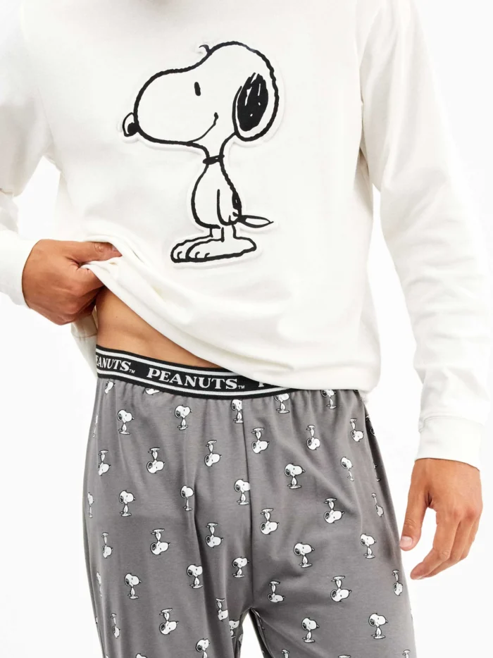 PIGIAMA UOMO GISELA IN CALDO COTONE A GIROCOLLO STAMPA SNOOPY CON PANTALONE GRIGIO - immagine 2