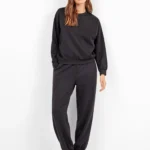 TUTA DONNA GISELA NERA CON MAGLIA A GIROCOLLO E PANTALONE DRITTO CON ELASTICO