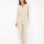 PIGIAMA DONNA GISELA IN PILE ELASTICIZZATO NEL COLORE PANNA CON POIS IN LUREX ORO E SPACCO SUL COLLETTO