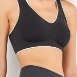 TOP SPORTIVO DONNA GISELA A MEDIO SOSTEGNO CON IMBOTTITURA ESTRAIBILE, BRETELLE INCROCIATE PER UN MAGGIORE SUPPORTO. COLORE NERO CON PROFILI A CONTRASTO BEIGE
