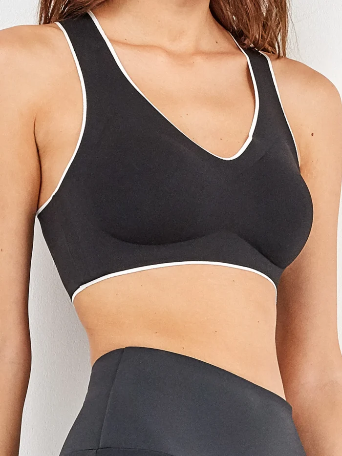 TOP SPORTIVO DONNA GISELA A MEDIO SOSTEGNO CON IMBOTTITURA ESTRAIBILE, BRETELLE INCROCIATE PER UN MAGGIORE SUPPORTO. COLORE NERO CON PROFILI A CONTRASTO BEIGE