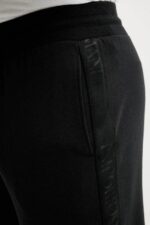 TUTA COMPLETA UOMO EMPORIO ARMANI NERA CON ZIP E BANDA LATERALE LOGATA TONO SU TONO - immagine 5