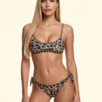 COSTUME DONNA A DUE PEZZI DELLA STAGIONE ESTATE 2026. TOP CON IMBOTTITURA ESTRAIBILE LEOPARATO CON PASSAMANERIA E SLIP CON FIOCCHI
