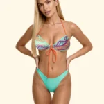 COSTUME DONNA EFFEK A DUE PEZZI DELLA STAGIONE ESTATE 2026. FASCIA CON IMBOTTITURA ESTRAIBILE E BELLISSIMI STRASS COLORATI APPLICATI. BRASILIANA VERDE ACQUA
