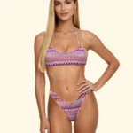 COSTUME DONNA EFFEK A DUE PEZZI DELLA STAGIONE ESTATE 2025. TOP CON IMBOTTITURA ESTRAIBILE. TESSUTO TRAFORATO NEI COLORI DEL LILLA, VIOLA E ARANCIO