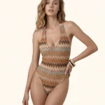 COSTUME DONNA ME FUI INTERO DELLA COLLEZIONE ESTATE 2026. TESSUTO TRAFORATO NEI CALDI COLORI. BELLISSIMA TRECCIA ELASTICA SULLA SCHIENA PER UN EFFETTO UAOH