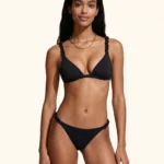 COSTUME DONNA ME FUI DELLA COLLEZIONE ESTATE 2026. CLASSICO TRIANGOLO CON BRETELLINA ARRICCIATA, IMBOTTITURA ESTRAIBILE E CHIUSURA CON GANCIO. COLORE NERO