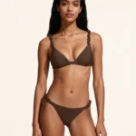 COSTUME DONNA ME FUI DELLA COLLEZIONE ESTATE 2025. CLASSICO MODELLO A TRIANGOLO CON BRETELLIN ARRICCIATA, IMBOTTITURA ESTRAIBILE E CHIUSURA CON GANCIO. COLORE MARRONE