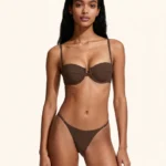 COSTUME DONNA ME FUI DELLA COLLEZIONE ESTATE 2026. BALCONCINO CON FERRETTO, IMBOTTITURA ESTRAIBILE, CHIUSURA CON GANCIO E LACCETTI REMOVIBILI. BRASILIANA REGOLABILE LATERALMENTE. COLORE MARRONE