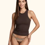 CANOTTA DONNA ME FUI DELLA COLLEZIONE ESTATE 2025. TESSUTO A COSTINE NEL COLOR MARRONE