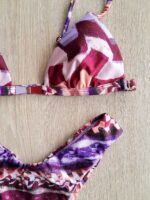 COSTUME DONNA EFFEK TRIANGOLO CON DETTAGLIO "FIOCCO" IN METALLO TRA LE COPPE FANTASIA NEI COLORI DEL LILLA, ROSA E BORDEAUX - immagine 4