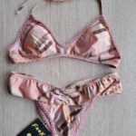 COSTUME DONNA EFFEK A DUE PEZZI DELLA STAGIONE ESTATE 2026. TOP CON IMBOTTITURA ESTRAIBILE E CHIUSURA CON GANCIO. BEIGE CON LEGGERA FANTASIA ROSA E PASSAMANERIA ROSA