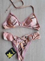 COSTUME DONNA EFFEK A DUE PEZZI DELLA STAGIONE ESTATE 2026. TOP CON IMBOTTITURA ESTRAIBILE E CHIUSURA CON GANCIO. BEIGE CON LEGGERA FANTASIA ROSA E PASSAMANERIA ROSA