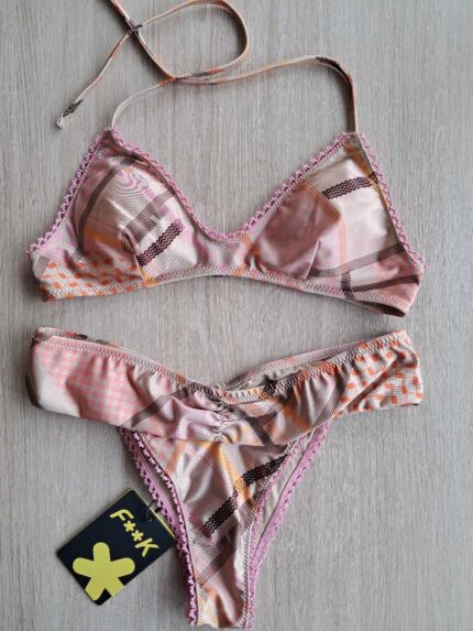 COSTUME DONNA EFFEK A DUE PEZZI DELLA STAGIONE ESTATE 2026. TOP CON IMBOTTITURA ESTRAIBILE E CHIUSURA CON GANCIO. BEIGE CON LEGGERA FANTASIA ROSA E PASSAMANERIA ROSA