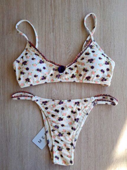 TOP ME FUI BIANCO CON FIORELLINI ROSA E VIOLI E PASSAMANERIA VIOLA. IMBOTTITURA ESTRAIBILE, CIUSURA CON GANCIO E BRETELLINA REGOLABILE DELLA STAGIONE ESTATE 2026