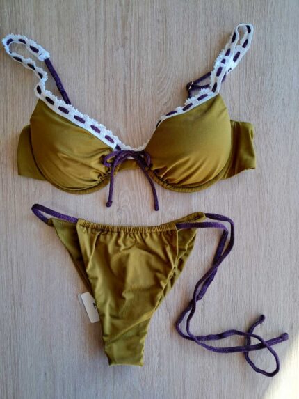 COSTUME DONNA ME FUI A DUE PEZZI DELLA STAGIONE ESTATE 2026. BALCONCINO CON FERRETTO, IMBOTTITURA ESTRAIBILE, CHIUSURA CON GANCIO E BRETELLINA REGOLABILE. BELLISSIMO COLORE VERDE MILITARE CON PASSAMANERIA BIANCA E NASTRINO VIOLA LUREX