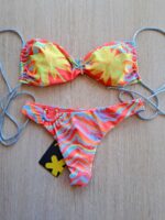 COSTUME DONNA EFFEKA A DUE PEZZI DELLA STAGIONE ESTATE 2026. FASCIA CON IMBOTTITURA ESTRAIBILE E BRETELLINA REGOLABILE. PERIZOMA CON DETTAGLIO PIERCING LATERALE. COLORI FLUO