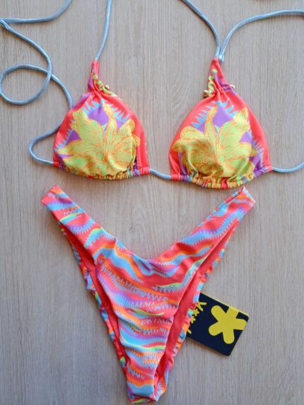 costume donna effek a due pezzi della stagione estate 2026. triangolo con imbottitura estraibile e dettaglio di metallo. colori fluo