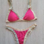 COSTUME DONNA EFFEK A DUE PEZZI DELLA STAGIONE ESTATE 2026. TRIANGOLO CON IMBOTTITURA ESTRAIBILE E CHUSURA CON GANCIO. BRETELLE IN PASSAMANERIA. COSTUME FUCSIA IN TESSUTO