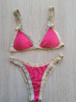 COSTUME DONNA EFFEK A DUE PEZZI DELLA STAGIONE ESTATE 2026. TRIANGOLO CON IMBOTTITURA ESTRAIBILE E CHUSURA CON GANCIO. BRETELLE IN PASSAMANERIA. COSTUME FUCSIA IN TESSUTO