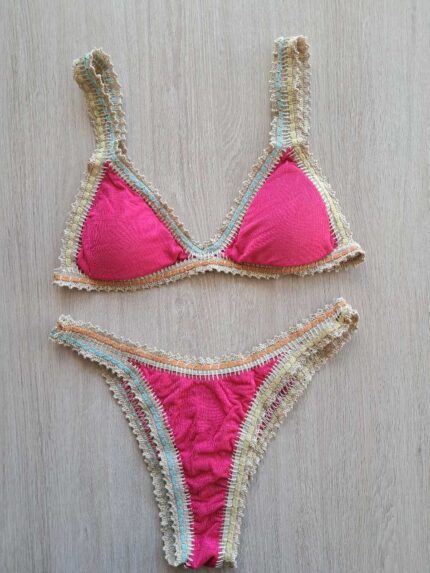 COSTUME DONNA EFFEK A DUE PEZZI DELLA STAGIONE ESTATE 2026. TRIANGOLO CON IMBOTTITURA ESTRAIBILE E CHUSURA CON GANCIO. BRETELLE IN PASSAMANERIA. COSTUME FUCSIA IN TESSUTO