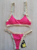 COSTUME DONNA EFFEK A DUE PEZZI DELLA STAGIONE ESTATE 2026. TOP IN TESSUTO CON IMBOTTITURA ESTRAIBILE E CHIUSURA CON GANCIO. COLORE FUCSIA CON PASSAMANERIA COLORATA