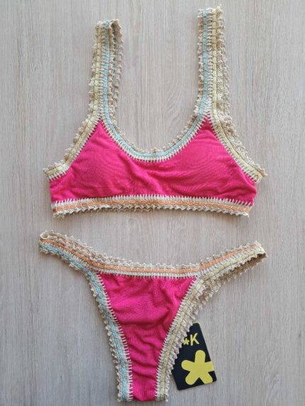 COSTUME DONNA EFFEK A DUE PEZZI DELLA STAGIONE ESTATE 2026. TOP IN TESSUTO CON IMBOTTITURA ESTRAIBILE E CHIUSURA CON GANCIO. COLORE FUCSIA CON PASSAMANERIA COLORATA