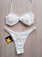 COSTUME DONNA EFFEK A DUE PEZZI DELLA STAGIONE ESTATE 2025. TOP/FASCIA CON IMBOTTITURA ESTRAIBILE, CHIUSURA CON GANCIO E BRETELLINA REGOLABILE. TESSUTO IN SANGALLO BIANCO