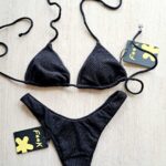 COSTUME DONNA EFFEK A DUE PEZZI DELLA STAGIONE ESTATE 2025. TRIANGOLO SEMPLICE CON IMBOTTITURA ESTRAIBILE. TESSUTO IN LUREX NEL COLOR NERO