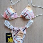 COSTUME DONNA EFFEK A DUE PEZZI DELLA STAGIONE ESTATE 2026. TRIANGOLO CON IMBOTTITURA ESTRAIBILE TESSUTO SANGALLO BIANCO CON FANTASIA